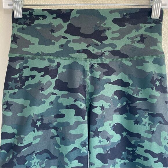 Fabletics Powerhold On the Go Camo Print Womens Biker Shorts - Picture 3 of 11